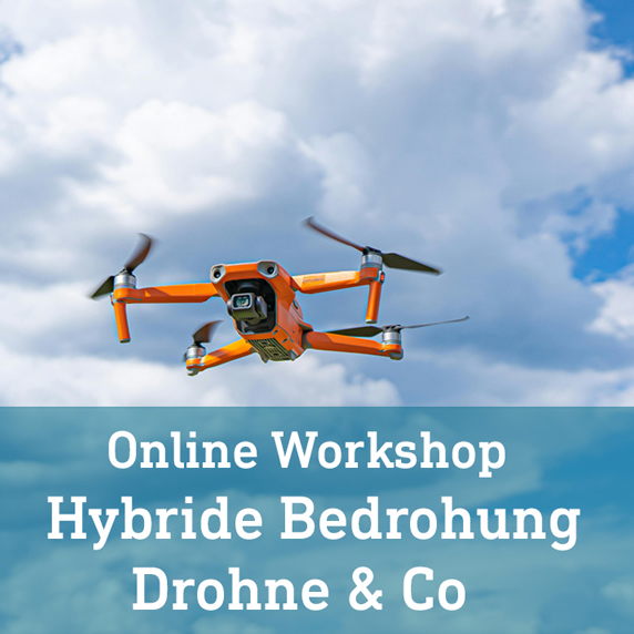 Hybride_Bedrohung_WS_1 eine Drohne fliegt vor Wolken und blauem Himmel - als Hinweis auf den Workshop hybride Bedrohungen