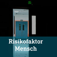eine offene Tür weist auf den Risikofaktor Mensch hin