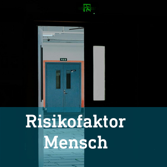 eine offene Tür weist auf den Risikofaktor Mensch hin