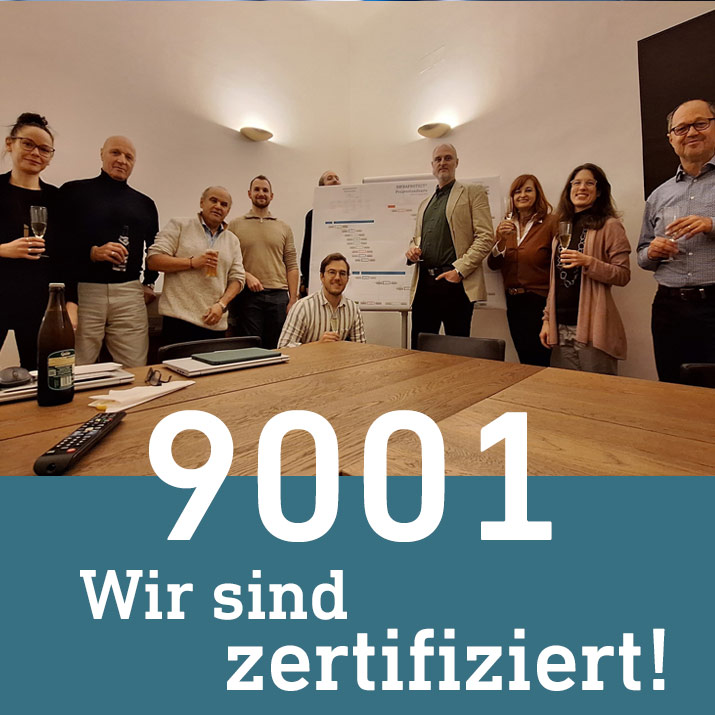 die 12 Teammitleiger der INFRAPROTECT stossen auf die Zertifizierung mit Sekt und Radler an! Wir sind ISO 9001 zertifiziert!